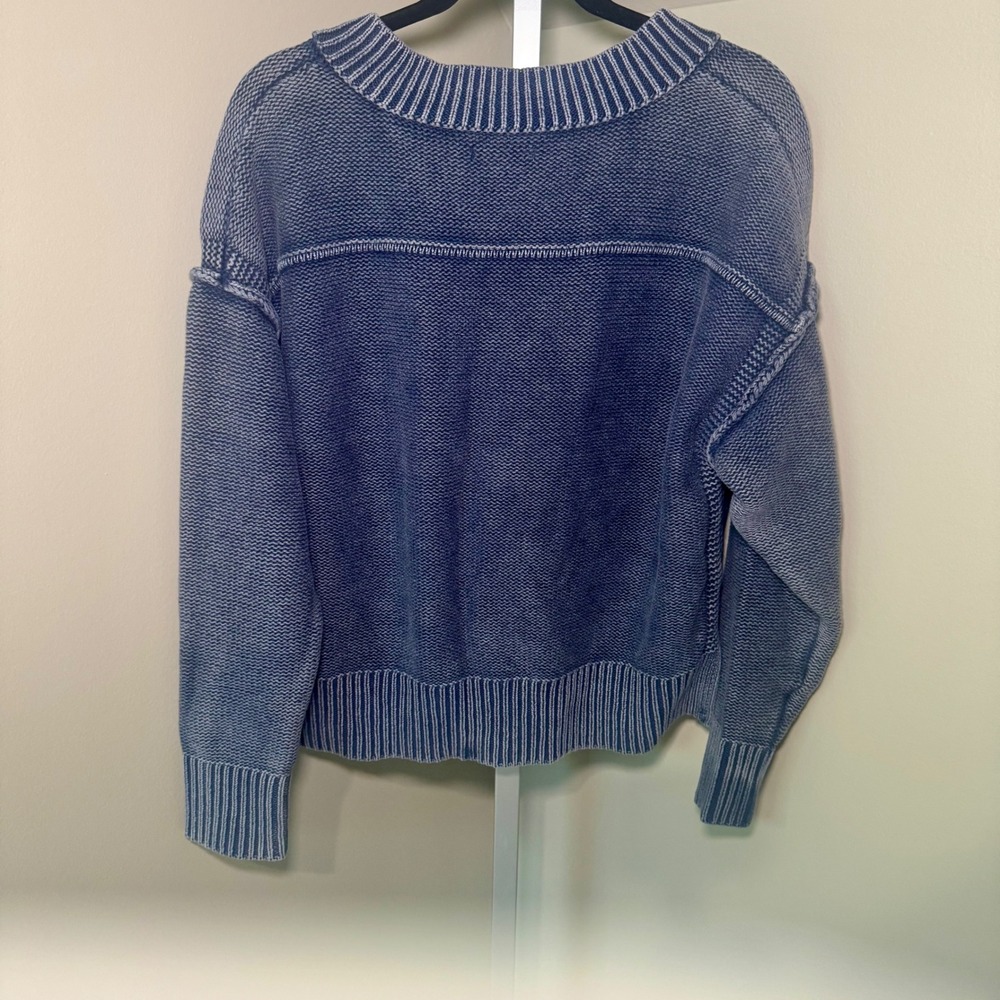 American Eagle Blue Acid Wash V-Neck Cotton Knit Relaxed Sweater Womens Medium - Picture 2 of 5